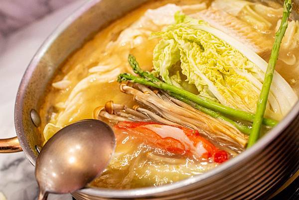 【台中美食】咾鍋風味鍋物-網美神級火鍋店，可愛的小熊火鍋，多樣變化的炙燒料理服務及化妝品甜點！