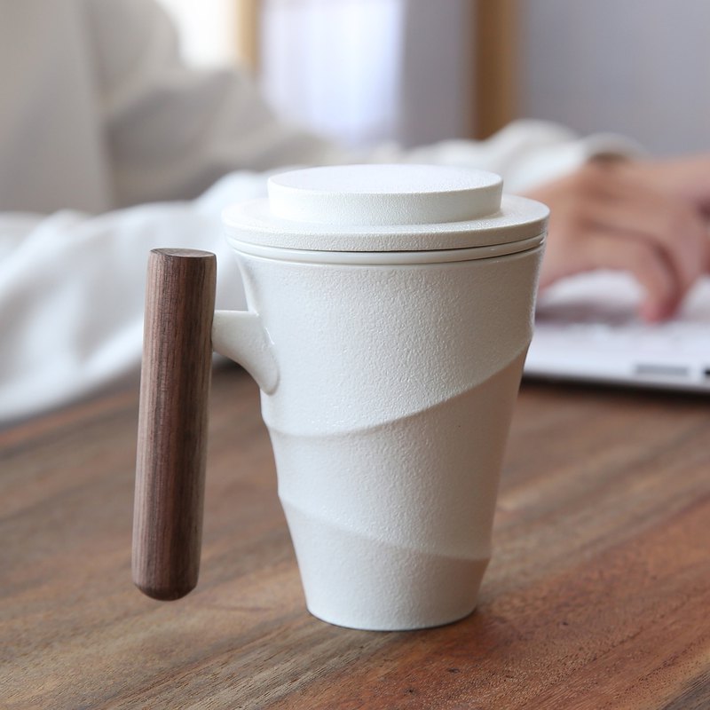 Whisper MUG升級款，陶釉瓷胎，經高溫氧化燒、二次燒製，杯子保溫度與耐磨度都較一般瓷器更好。陶與木的搭配設計時尚。杯身上寬下窄方便清洗，杯柄與杯身呈75°，更大的空間，讓您不論用什麼方式拿取都
