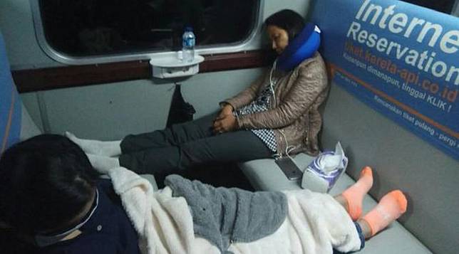 Gaya Menteri Rini Tidur di Kereta Ekonomi