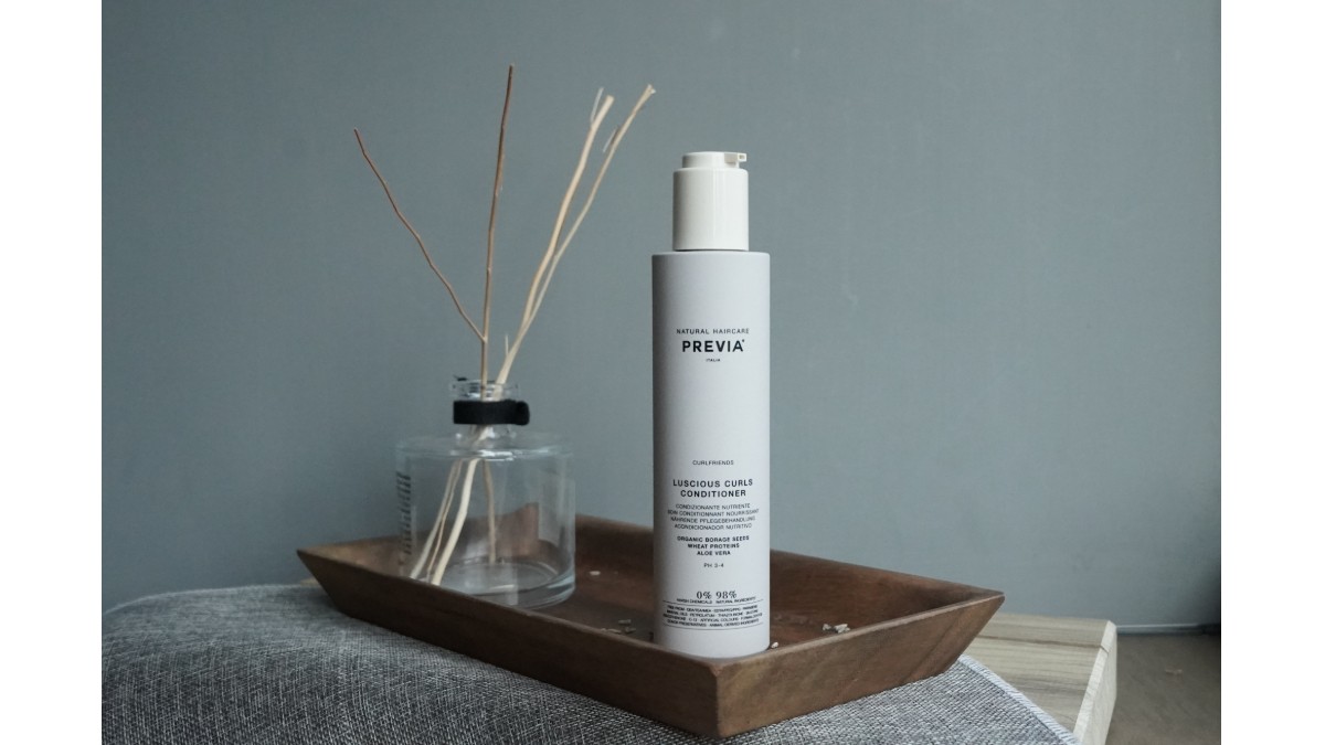 【 特別注意 】 付款方式僅限信用卡與 ATM 轉帳，此商品為獨立倉庫出貨，配送時間約 5-7 工作天 專為捲髮設計改善髮質的護髮素。作用在頭髮表面，賦予頭髮滋潤與營養，打造有韌性、充滿彈力的輕盈捲度