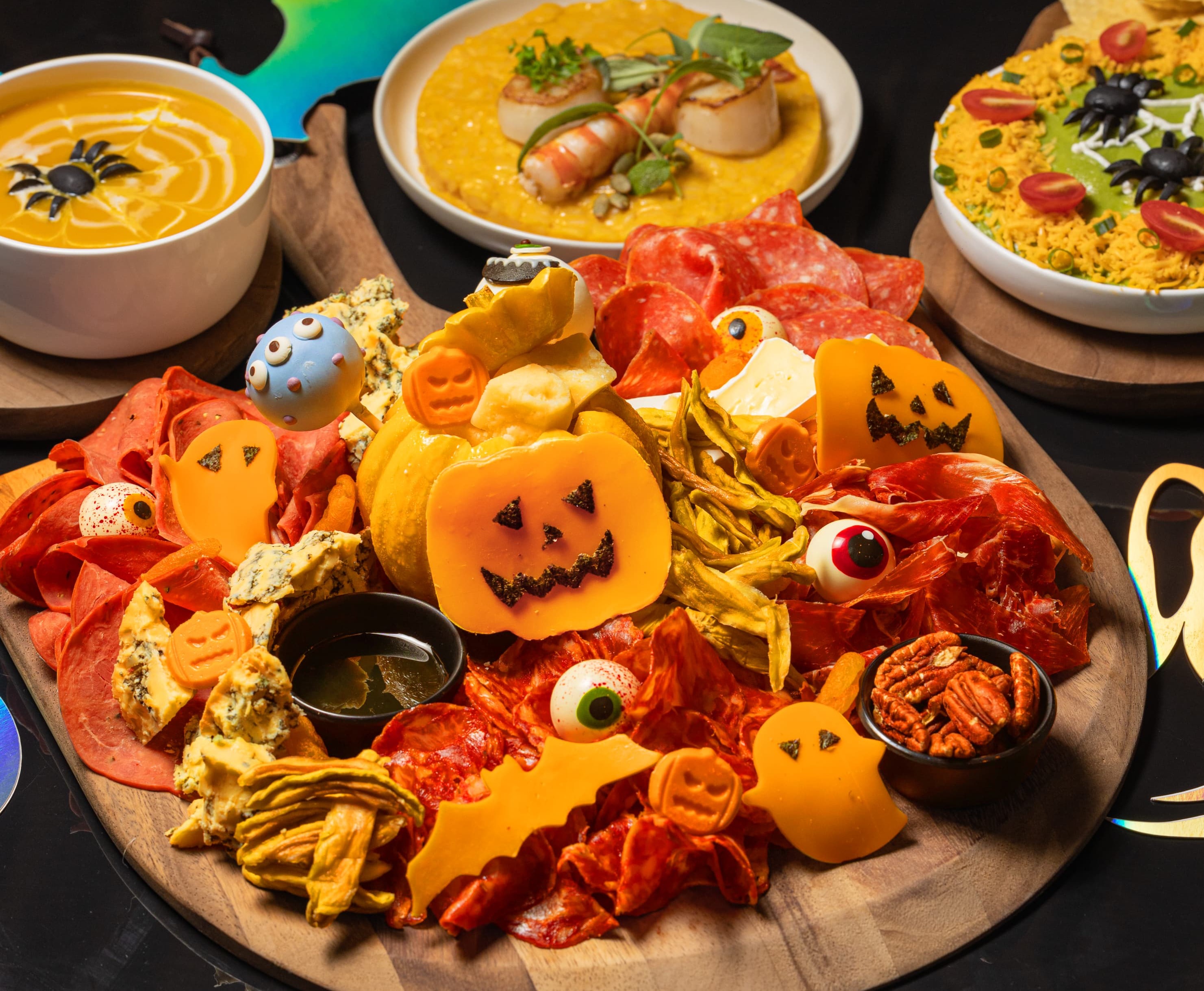 晶華酒店「上庭酒廊」端出以南瓜造型起司和各式冷肉、火腿打造的「萬聖繽紛冷肉盤」。(圖片提供/晶華酒店)