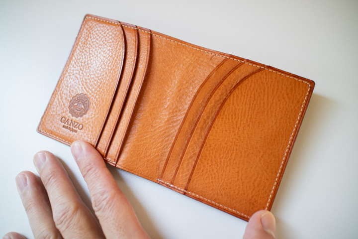 ちょうどいいサイズ感！経年変化を楽しむガンゾのオールインワン財布 