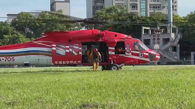 南投救災第四天 空勤空投物資、載受困遊客就醫 鏡新聞 Line Today 2446