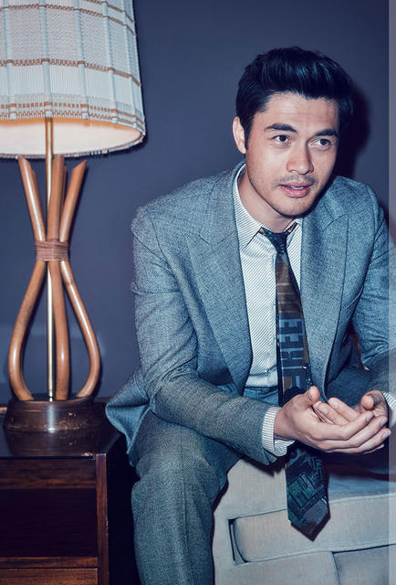 貝克漢、克里斯漢斯沃「灰色西裝」穿搭教學，年度最火極致灰這樣穿！