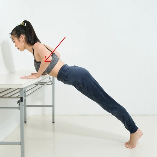 タレント 紅蘭さんが教える ハリのあるおっぱいをつくる カンタン筋トレ