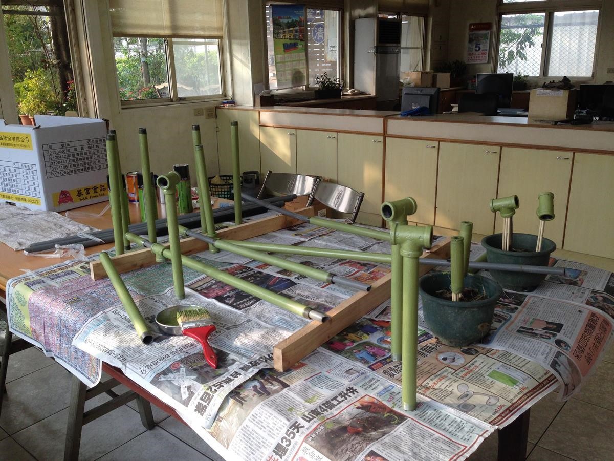 管材上底漆的過程。