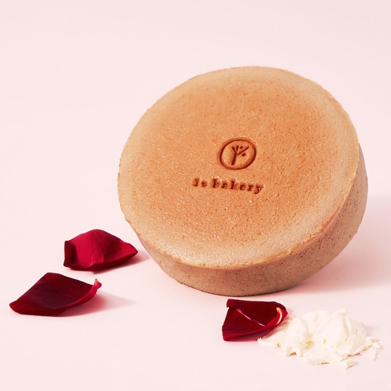 將有機玫瑰花混入完美的乳酪麵糊中，誘人的粉色下藏著柔嫩口感。 玫瑰的淡雅於口中迸發，乳酪的清香緊跟而來，讓人一吃驚艷！