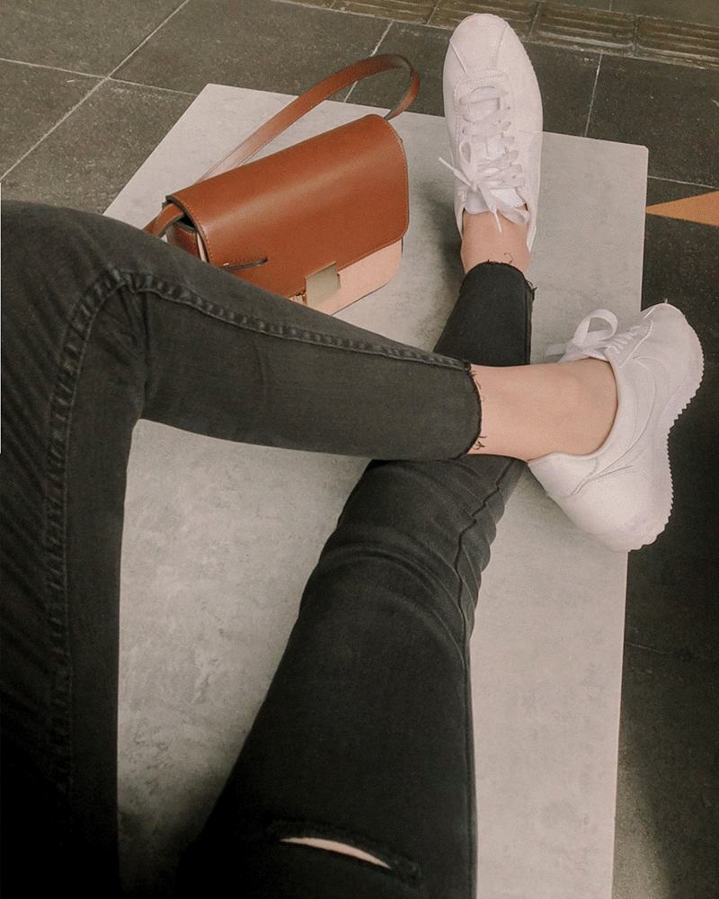 微彈性/褲管不收邊/右大腿小割破*深色布料因穿著時接觸人體溫度及洗滌後有脫色及染劑移染狀況，第一次下水脫色為正常現象。*棉/麻為天然纖維的面料，因吸濕性較一般材質大，故洗滌後些微縮水屬正常現象。