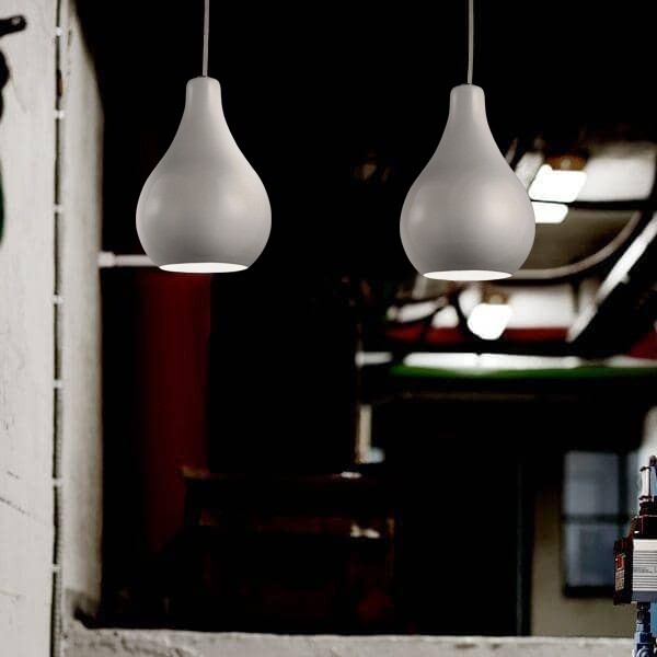 流露著完美的流線姿態漸進而柔媚地 以流暢的線條感與圓潤造型輔助著照明需求而生 小巧的造型可以單盞多展線性排列抑或系列群聚陳列展現多元富應用彈性的作品機能多樣色系帶來更繽紛的色彩演繹