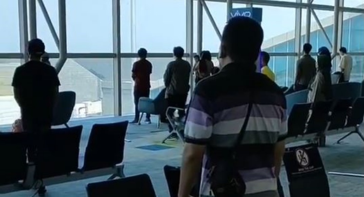 Penumpang Berdiri dikala Lagu Indonesia Raya Diputar di Bandara YIA, Videonya Viral!