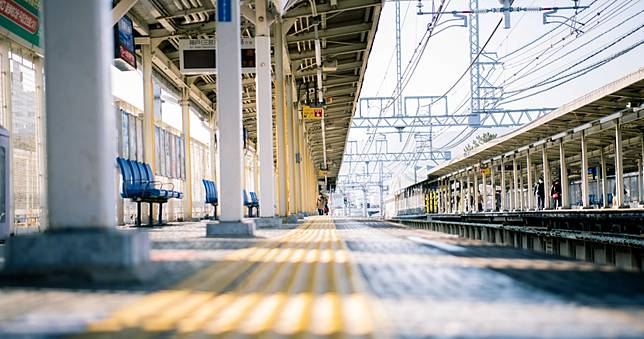 女高中生墜軌遭「特急電車輾死」！手機放長椅「開錄影」拍全程