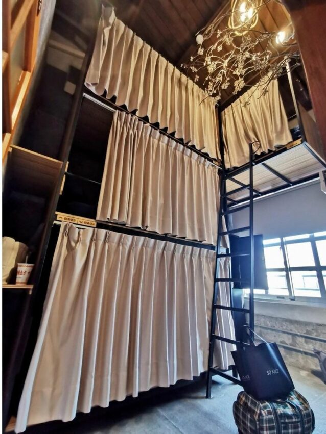 宜蘭住宿｜宜蘭背包客棧、宜蘭平價住宿｜由宜蘭糧食局老宿舍改建的「神農青舍」以花磚作為裝潢元素，入住便能感受到濃厚的復古氛圍～不過最特別的是，神農青舍不只是背包客棧，更是餐酒館和選物店