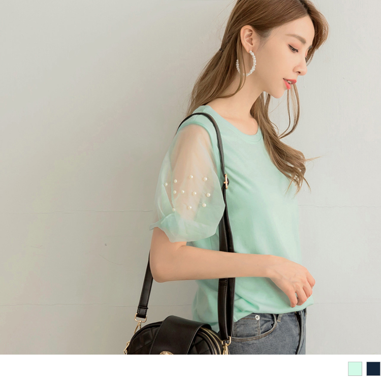 舒適透氣的布料，柔軟手感給予親膚好感穿著。 袖子拼接透膚薄紗布料的公主袖型， 營造柔美優雅的氣質氛圍。 珍珠點綴更提升整體甜美感。 此款2色上衣，可搭配女神穿搭、婚禮穿搭、情人節穿搭。 *******