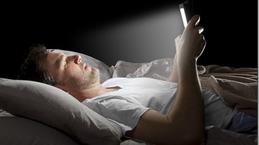 低藍光模式有助睡眠 ？最新研究報告指出可能完全相反