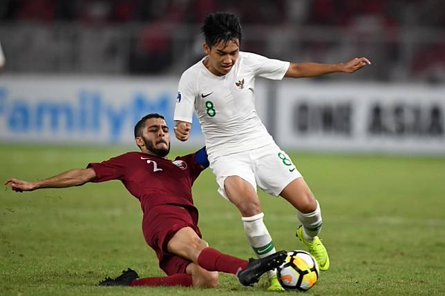 Indonesiaâ€™s Witan Sulaeman (right) fights for the ball against Qatarâ€™s Nasir Peer Baksh in their Group A soccer match of the Under-19 AFC Championship at Gelora Bung Karno main stadium in Senayan, Jakarta on Sunday. Qatar won 6-5.