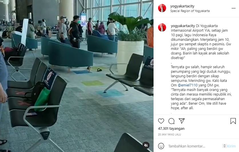 Penumpang di ruang tunggu bandara YIA bangun dikala lagu Indonesia Raya diputar.