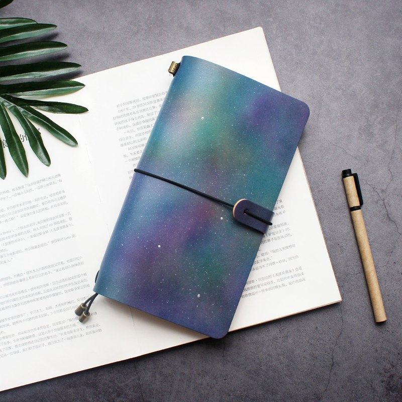 “夜空中最亮的星，請指引我前行”，遼闊深邃的星空，給你內心的平靜與前行的勇氣。經過多次復合染色，形成層次豐富、變換莫測的星空色，手工添加的繁星點點，鑲嵌于美麗的星空中，仿佛鑽石般閃爍著，純淨而迷人。