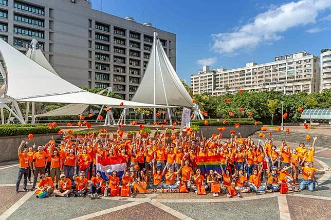 荷蘭辦事處送橘t慶祝駐台官員響應同志大遊行 鏡週刊 Line Today
