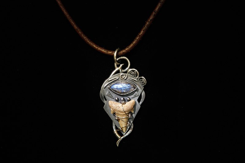 **拉長石(第八脈輪)+鼠鯊牙化石，以純銀纏繞、焊接之墜飾** 台灣純手作、設計