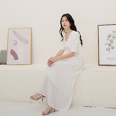 選用輕薄飄逸的雪紡面料及透氣內裡，讓穿著安心舒適的同時也能展現優雅氣質， 修身的版型及腰部的打褶設計，有讓整體視覺比例看起來更好的效果， OB嚴選賣場未提供換貨服務