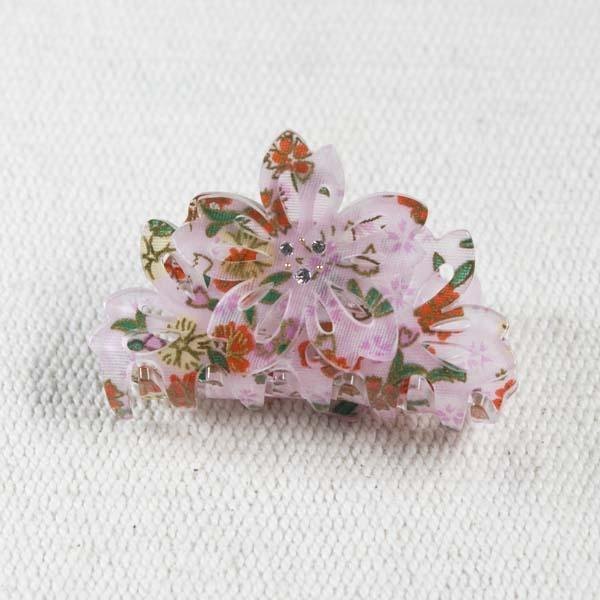 壓克力內夾和風花紋布，上貼鏤空櫻花