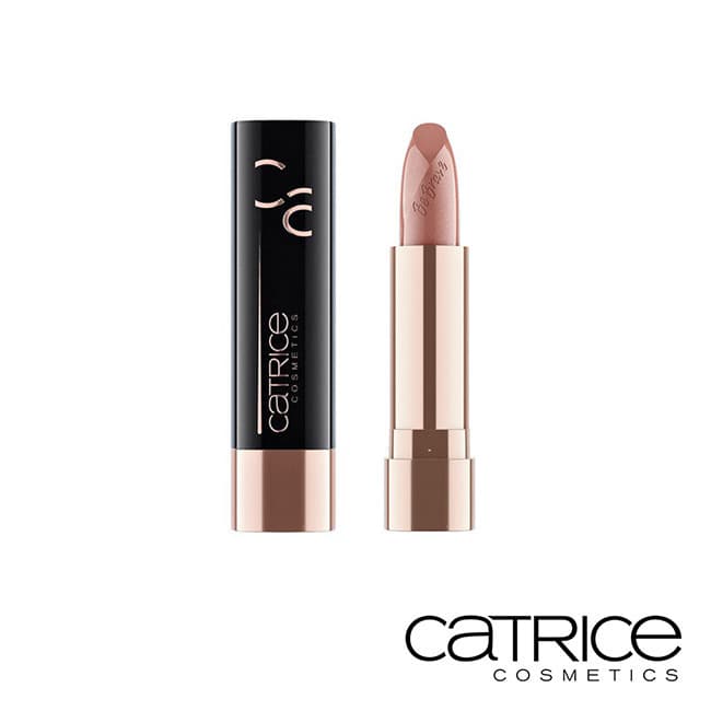 詳細介紹 注入玻尿酸潤澤因子，上妝同時保濕修護雙唇全系列共10色，選用黑金配色的質感外包裝，簡約外型時尚程度激升絲滑水潤的輕柔質地，宛如未上妝一樣輕盈的質地，乾唇女孩也能輕鬆駕馭膏體柔軟滑順，塗抹於雙