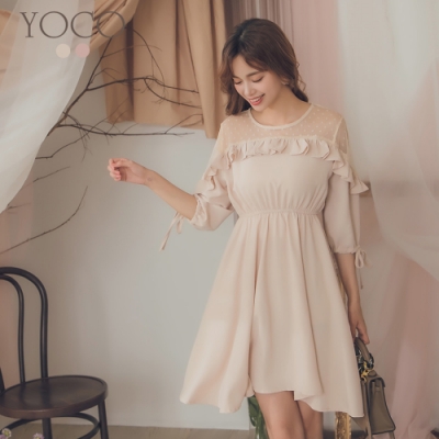 搭配同色調的蕾絲拼接與荷葉滾邊展現細緻優雅的迷人設計袖口蝴蝶節綁帶甜美加分實際顏色請參考【平拍圖】包包、配件、外搭皆為另外搭配