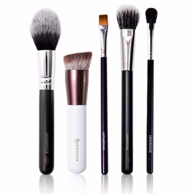 詳細介紹 此為廠商直送商品， 預計出貨日2-5天 LSY 林三益 上班族極速瓜子臉組 - 1組 商品規格 商品簡述 ●斜角底妝刷 ●516平口刷 ●531圓眼影刷(羊毛) ●547蜜粉腮紅刷(化纖)●