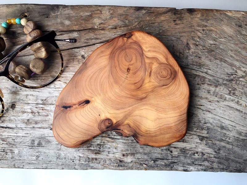 ??木s堅持手作，沒有華麗的樣式，只有隨著木頭旋轉，讓木頭帶領我們磨出它自己的溫潤和溫暖香氣，也更能襯出你的內斂和簡璞氣息.為居家帶來小森林的確幸.