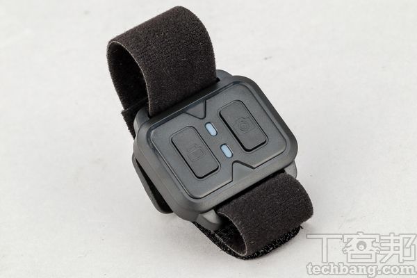 無線鎖檔器上有拍照鍵以及鎖檔鍵，在緊急時可以可綁在手把處以便快速操作。