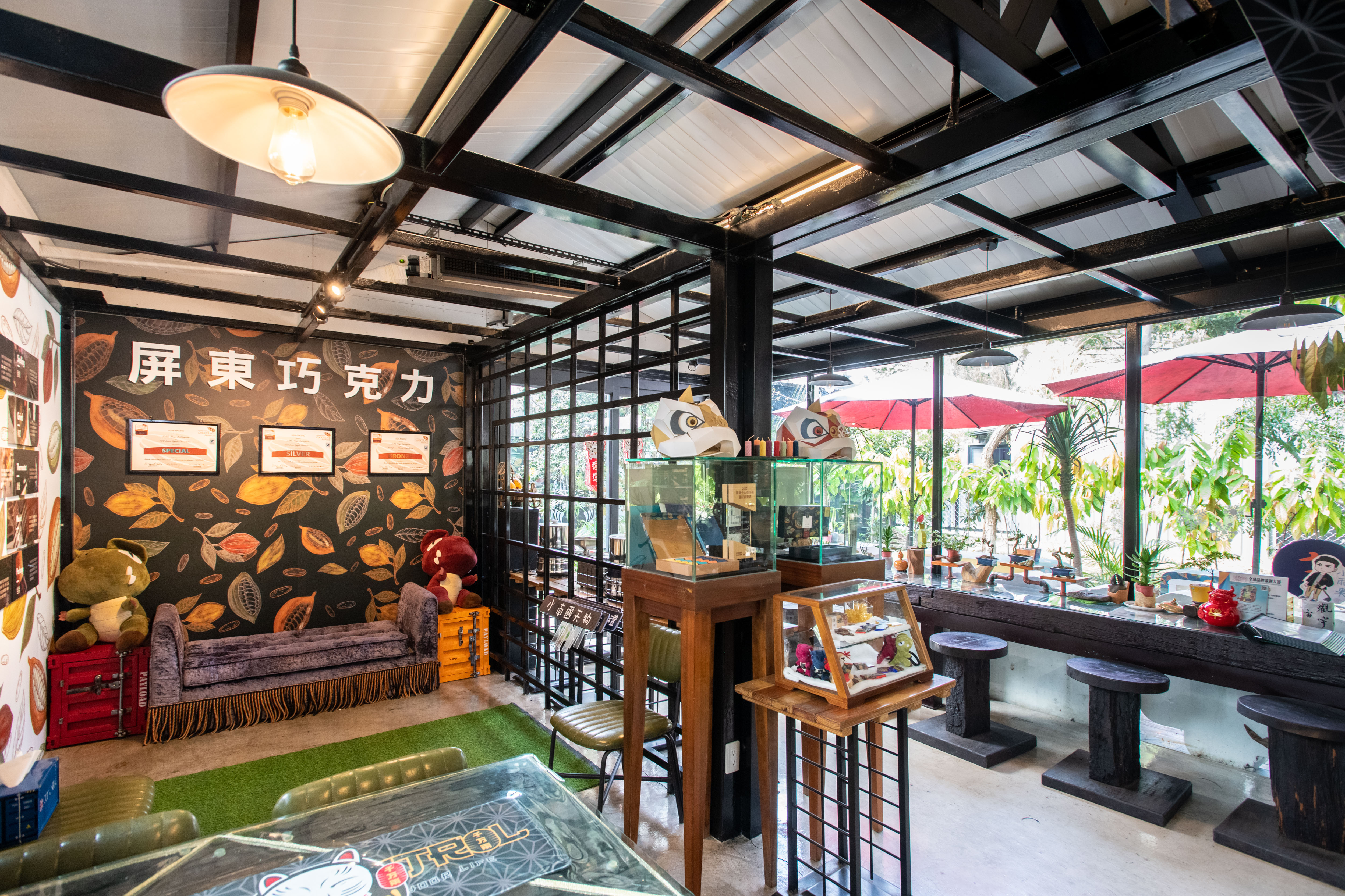 小雨果里港店內用區