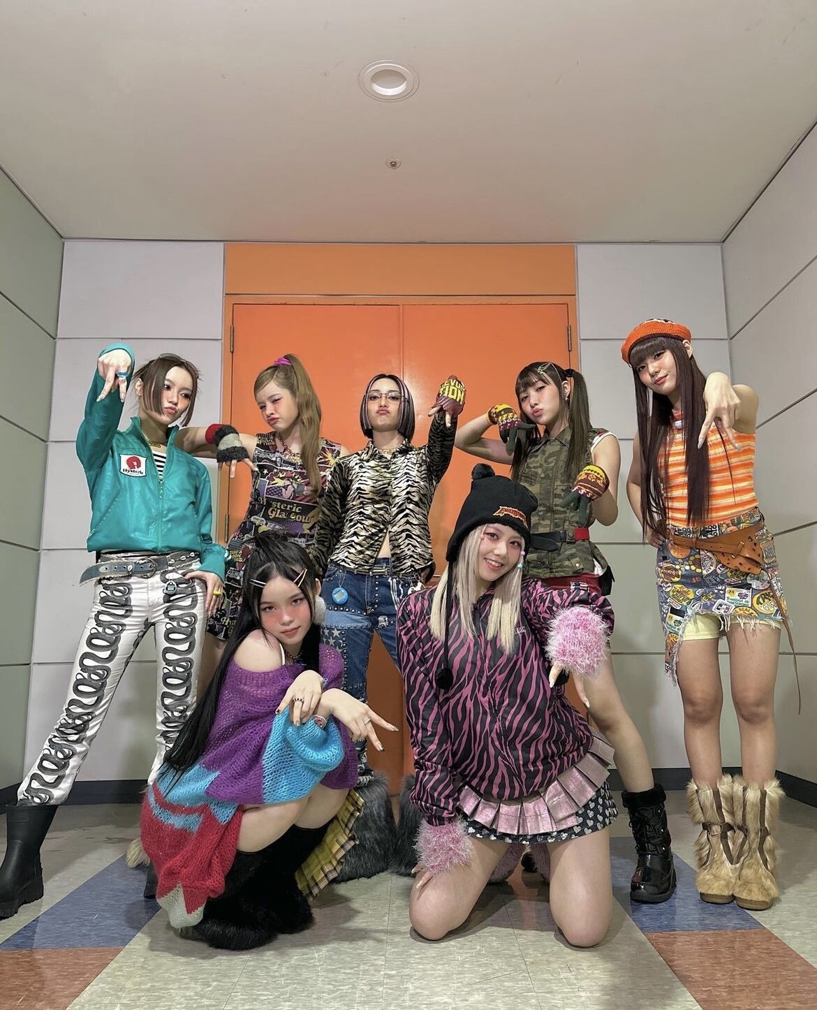 你離時尚只差一個皮帶！女團打歌都在穿的Y2K低腰皮帶時尚、辣妹必備美式復古大logo