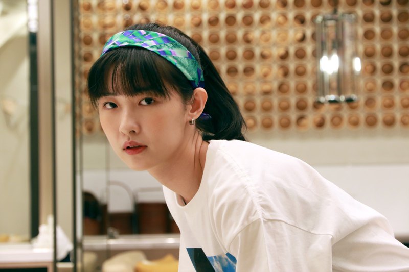 **情人節時尚度滿點精品組合: 義大利製真絲方巾 + 純棉印花T-shirt 兩個人的隨性時尚**