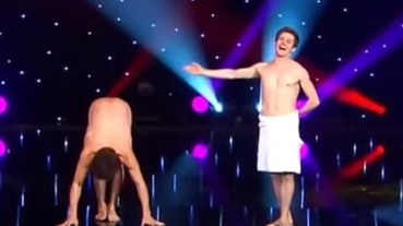 基情四射！！ 全裸法國帥哥大跳雙人毛巾舞