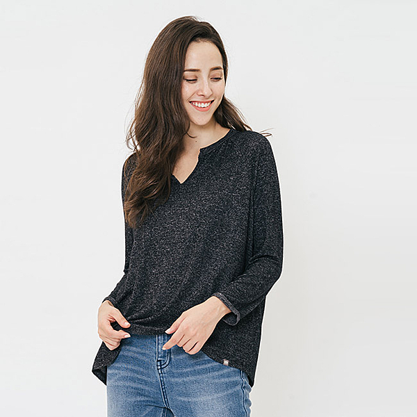 75%縲縈 22%聚酯纖維 3%彈性纖維修身曲線V領上衣