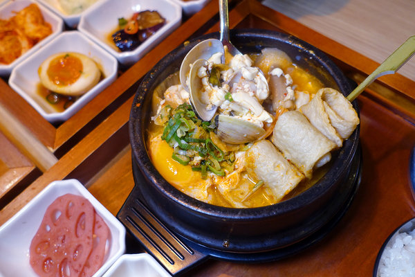 偷飯賊-信義遠百A13餐廳推薦，台北信義區韓式聚餐、一個人的韓式料理，九宮格小菜+韓式鍋物/燒肉/定食，信義區平價韓式美食(內含偷飯賊遠百菜單) 