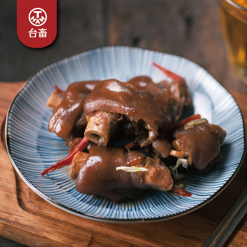 嚴選來源可靠、衛生安全的國產豬腳，特選膠質豐富的豬腳蹄部位，以濃純特製滷汁長時間滷煮，獨門冰釀加工手法，將豐富的膠質封存，滑潤順口、皮彈Q脆，適宜的辣度讓美味更升級，是台灣傳統的幸福滋味。本產品已熟，