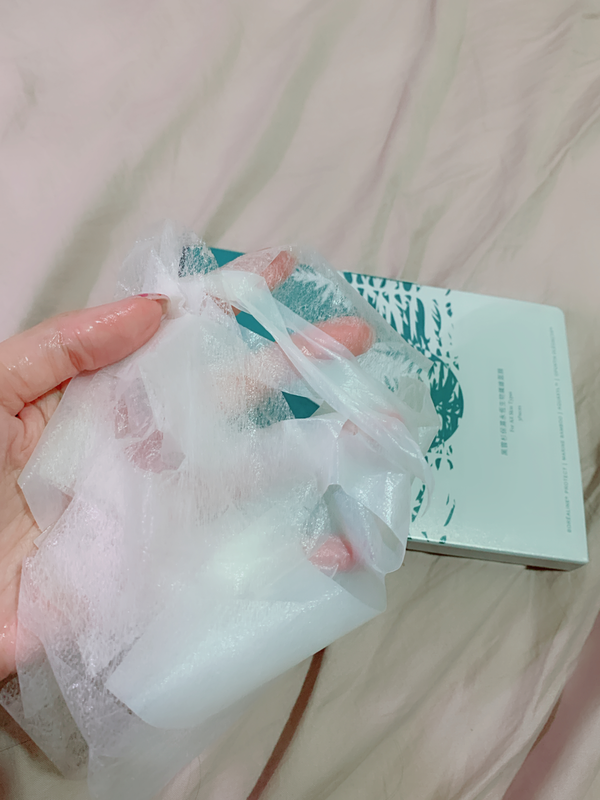 倪倪愛保養－（面膜推薦）網紅名媛肌膚水嫩透亮乾濕分離保濕神級般的面膜聖品－CHRONO AFFECTION時間寵愛黑雲杉保濕永恆生物纖維面膜直擊開箱