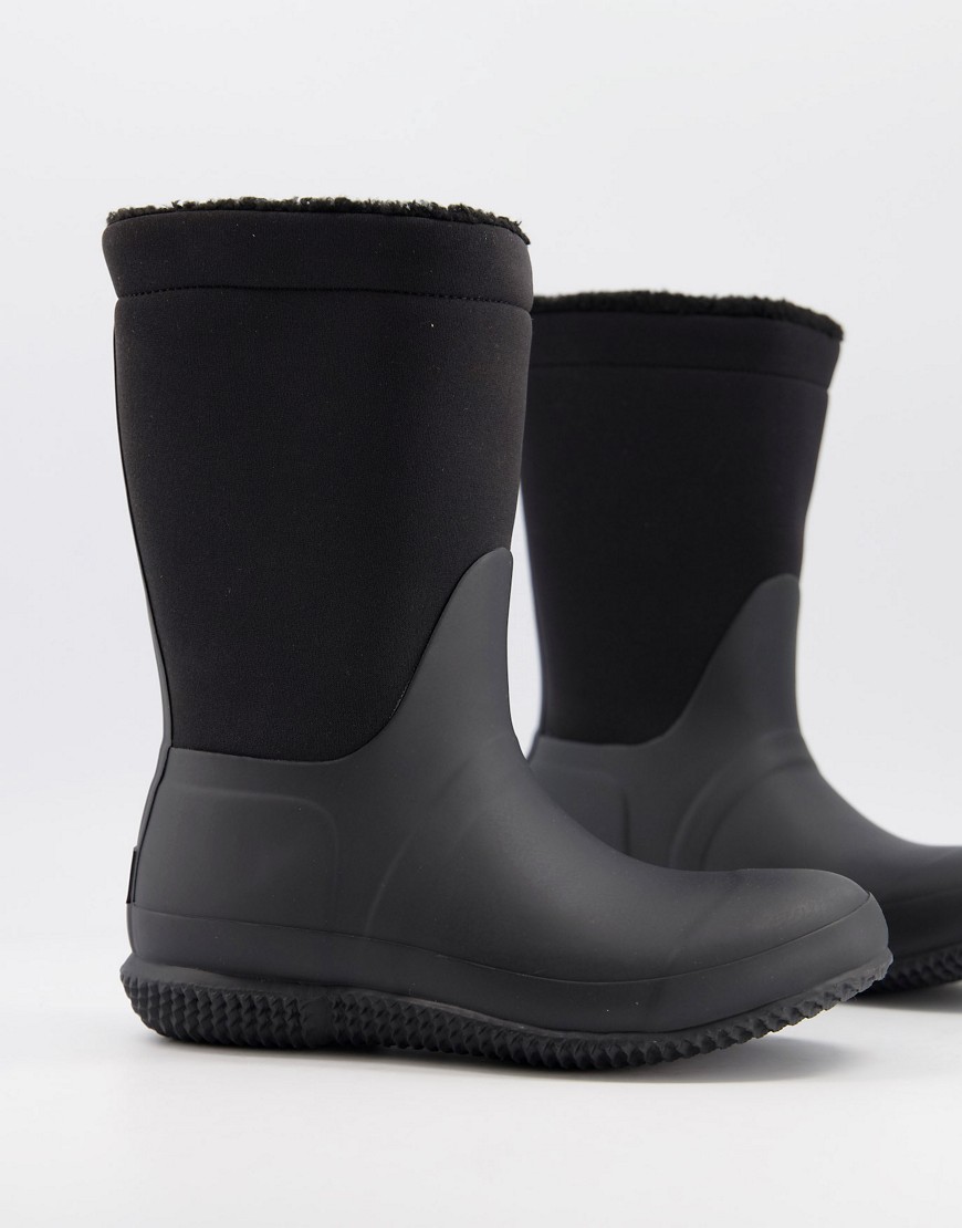Wellies by Hunter What weather worries? Logo detail to heel Round toe Thermal-insulated sole Texture