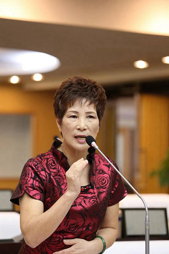 安全帽壓壞髮型？杜素吟質詢被網友狂酸 喊冤遭斷章取義