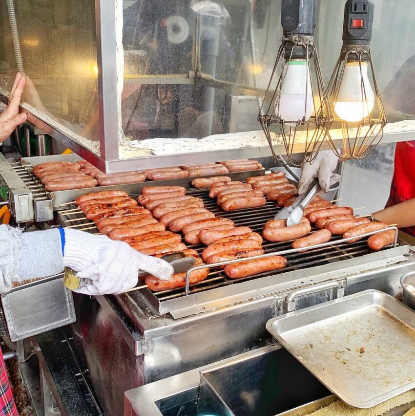 板橋美食餐廳｜其他板橋美食｜油庫口麵線｜板橋人在地必吃美食, 代表性小吃, 致理商圈在地知名老店, 內行人必點, 烤香腸+泡菜, 蚵仔麵線, 推薦板橋好吃的在地小吃