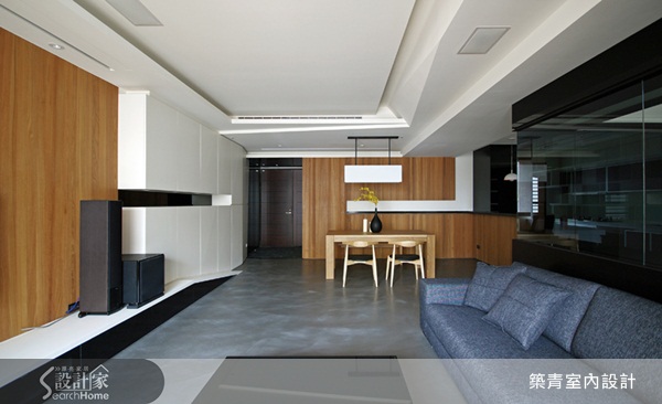 用黑、白、灰色系與木皮材質打造現代簡約空間