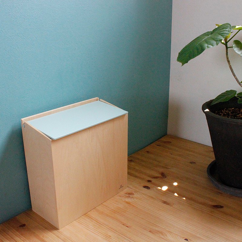 使用生長在潔淨的水和大自然中的木材 每個木材都是精心挑選而出，木匠們用著傳統與現代的技術及純手工製作成許多與我們日常生活息息相關的周邊用品。每件商品都是獨一無二的。 yamotojapan希望透過木製