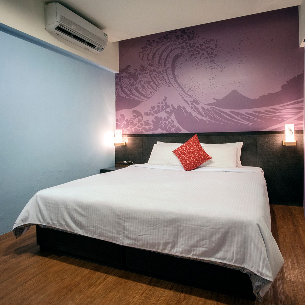 泡湯歷史全台灣最悠久，日據時代就已探勘，找到最優質溫泉水來源(源頭)，並開發完成， 保證全台灣最優質最純正溫泉水，四重溪唯一選擇，唯一100%原湯純正溫泉水，溫泉水原最充足，最乾淨。 標準2人房住宿一