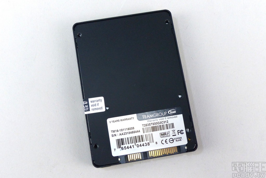 SSD 底部貼上型號、序號貼紙以及易碎貼紙