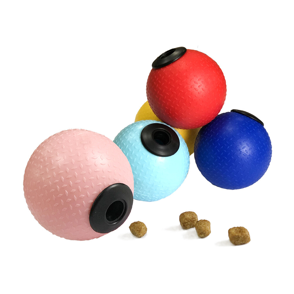 【款式】：漏食球(馬卡龍藍/馬卡龍粉/黃色/紅色/深藍色) 【尺寸】：漏食球：直徑6.5cm 球孔直徑2.5cm 黑色球蓋孔內直徑1.3cm 【材質】：橡膠 【說明】： ．可裝入小零食或飼料，引誘寶貝