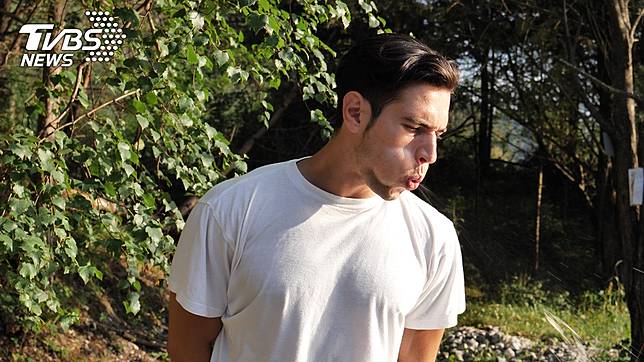 你會把痰吞下去還是吐出來呢？(示意圖／TVBS)