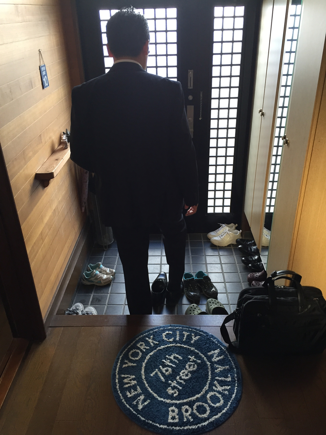 注重公共空間的日本人，住家大門為何「往外推開」？