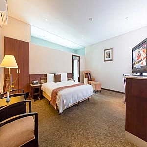 1. 逾期需現場補差價500元使用。nn2. 假日需依現場加價使用