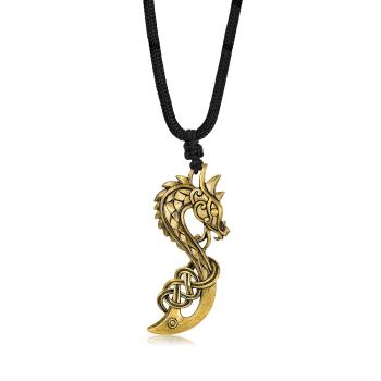 足金神龍頸鍊，富有傳統北歐風格的威猛神龍造型，代表勇敢、力量和尊貴。以永恆之結襯托，寓意永恆不變。整體以黑銠電鍍加上拉絲工藝點綴，配以粗頸繩，質感十足，時尚型格。
